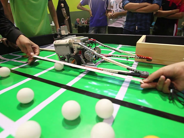 مسابقة الروبوت جامع الكرات Ball Collector Robot Game